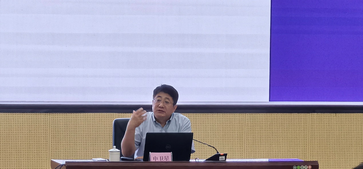 屏幕上的男人描述已自动生成